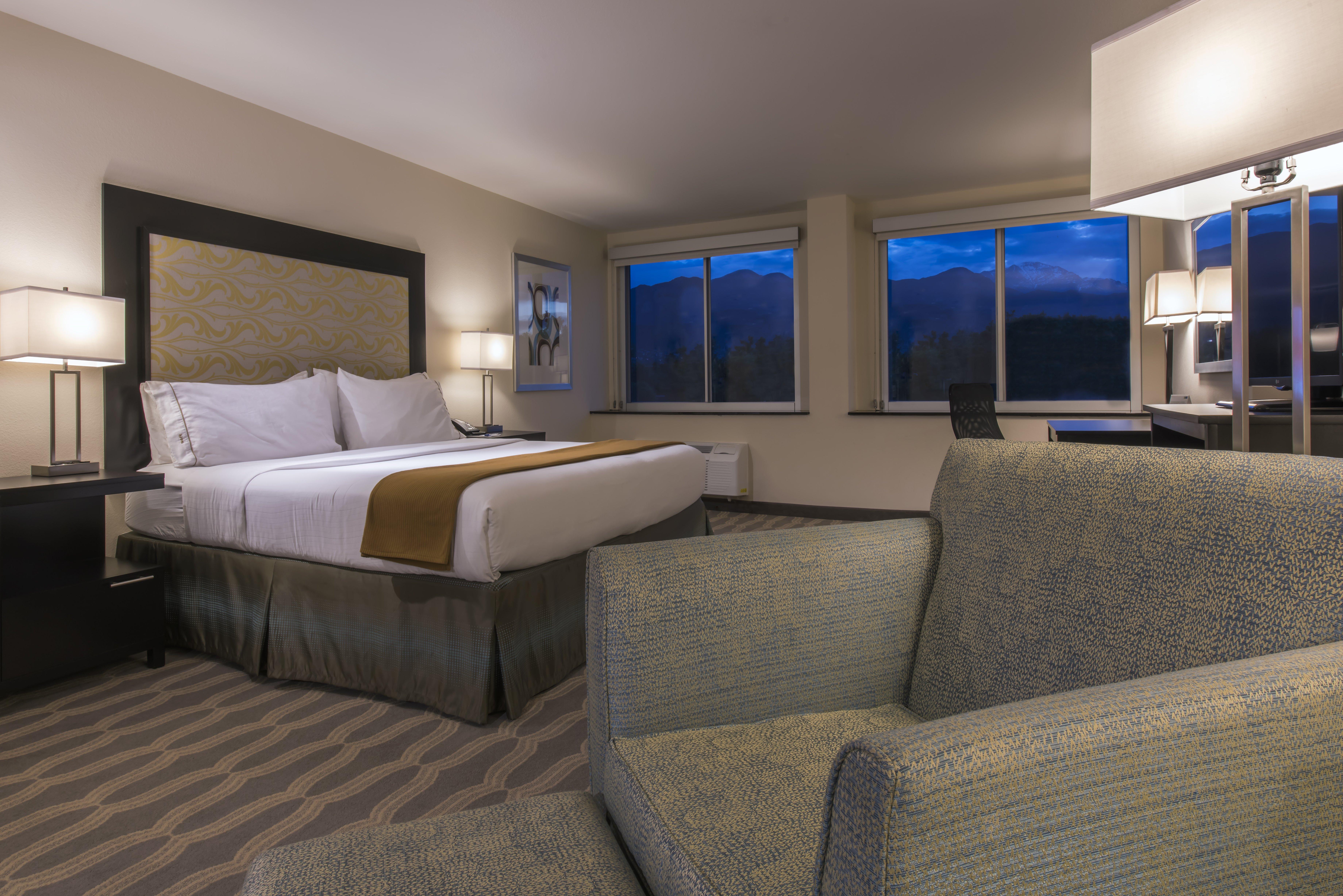 Holiday Inn Express & Suites Colorado Springs Central By Ihg Exterior foto