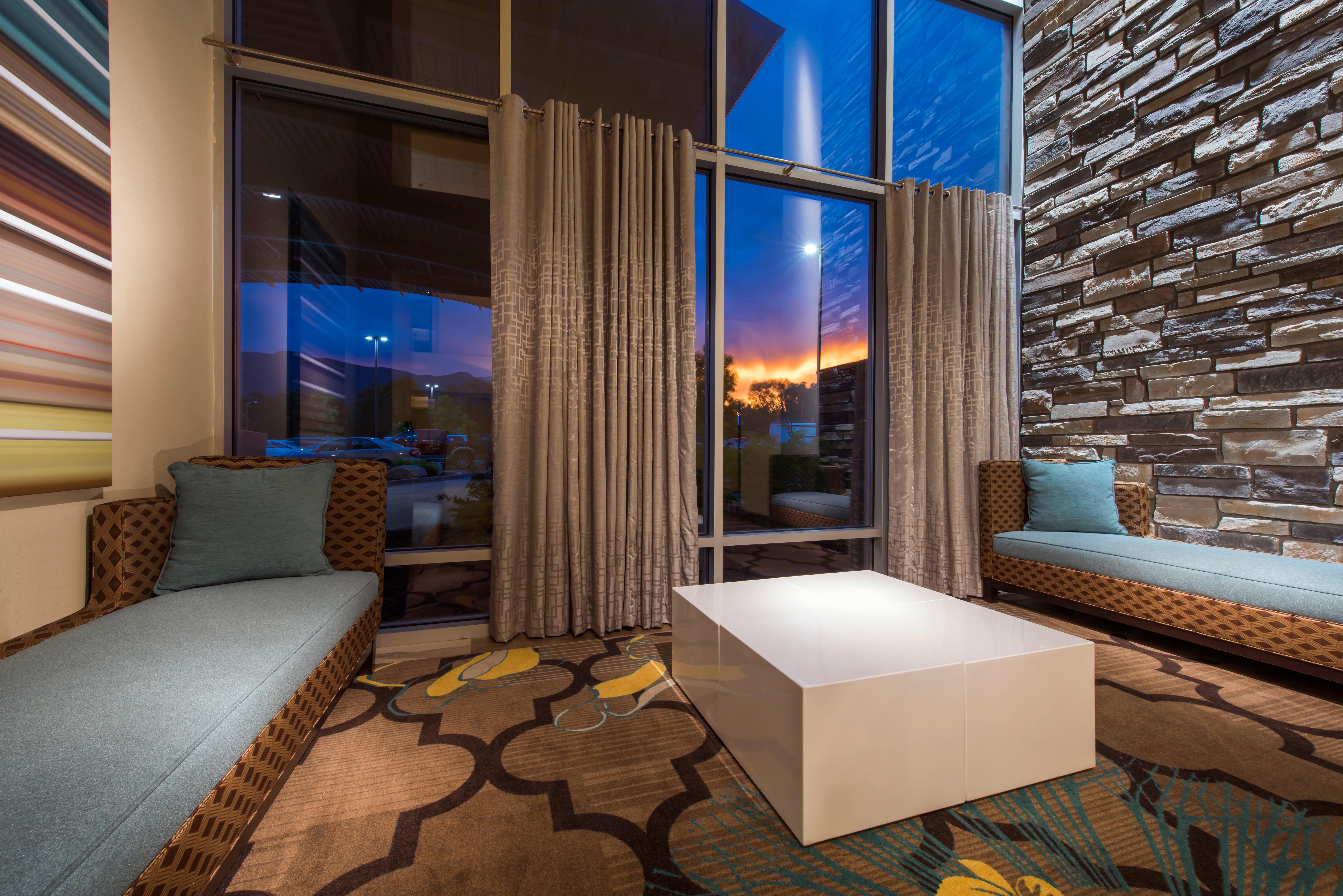 Holiday Inn Express & Suites Colorado Springs Central By Ihg Exterior foto