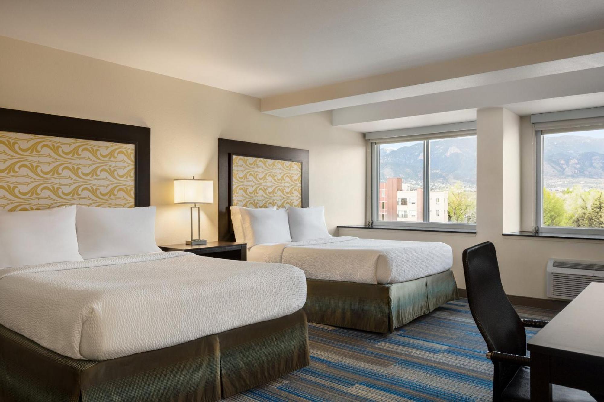 Holiday Inn Express & Suites Colorado Springs Central By Ihg Exterior foto