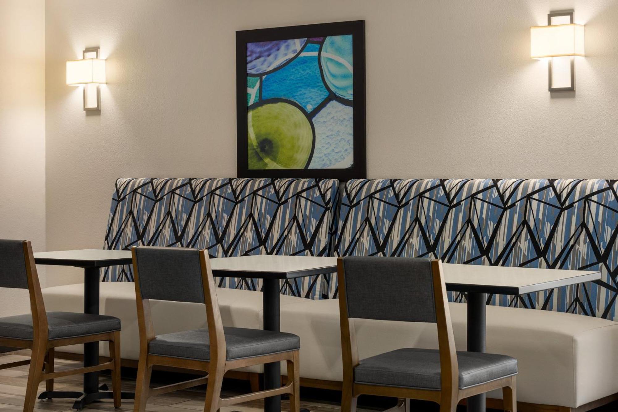 Holiday Inn Express & Suites Colorado Springs Central By Ihg Exterior foto